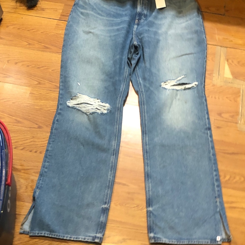 Good American Khloe Jean. Super high-rise, waist cinching, straight fit